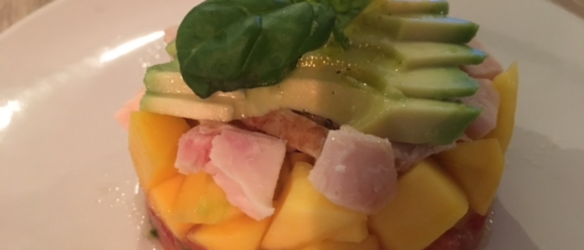 Tartaar van tomaat met mango, avocado en gerookte kipfilet