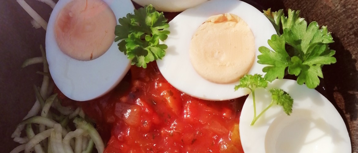 Courgetti met ei en pittige tomatensaus