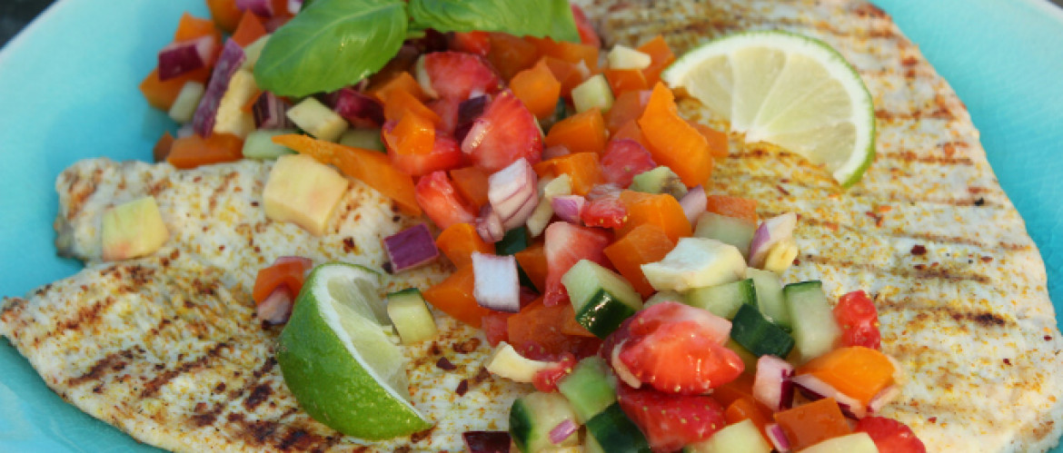 Gegrilde kalkoen met frisse salsa van aardbeien, paprika en avocado