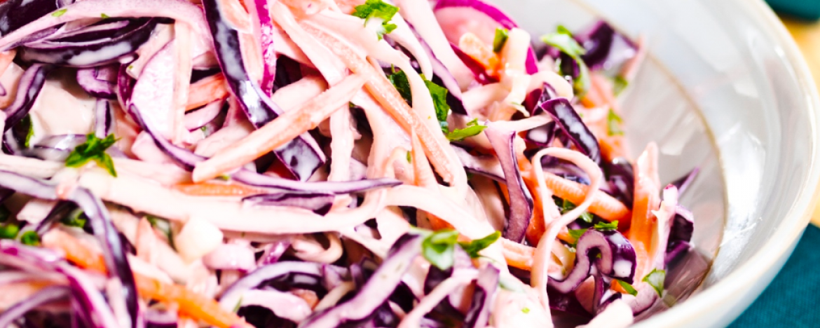 Frisse coleslaw met gerookte kip