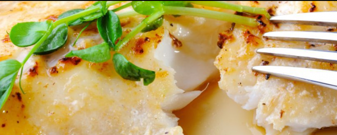 Kabeljauw met aubergine, gebakken tomaat en een limoen-basilicum vinaigrette
