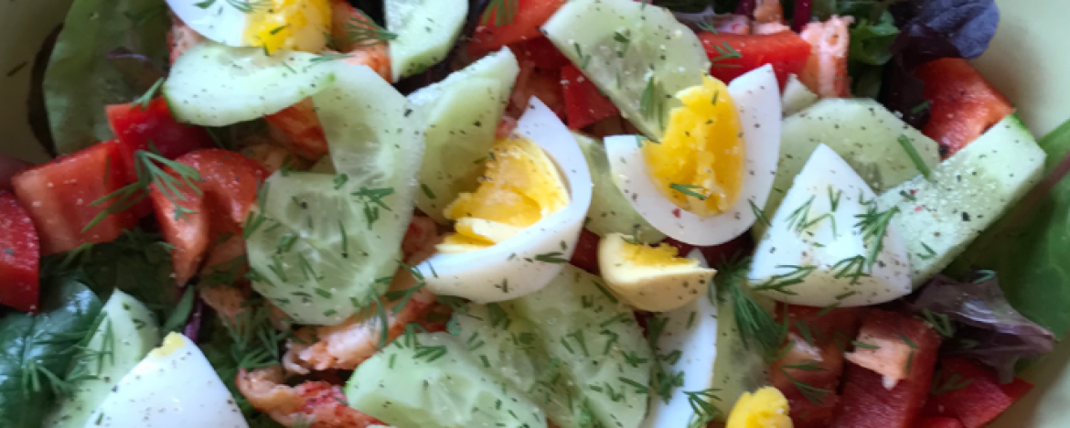 Salade met ei, rivierkreeftjes en verse dille