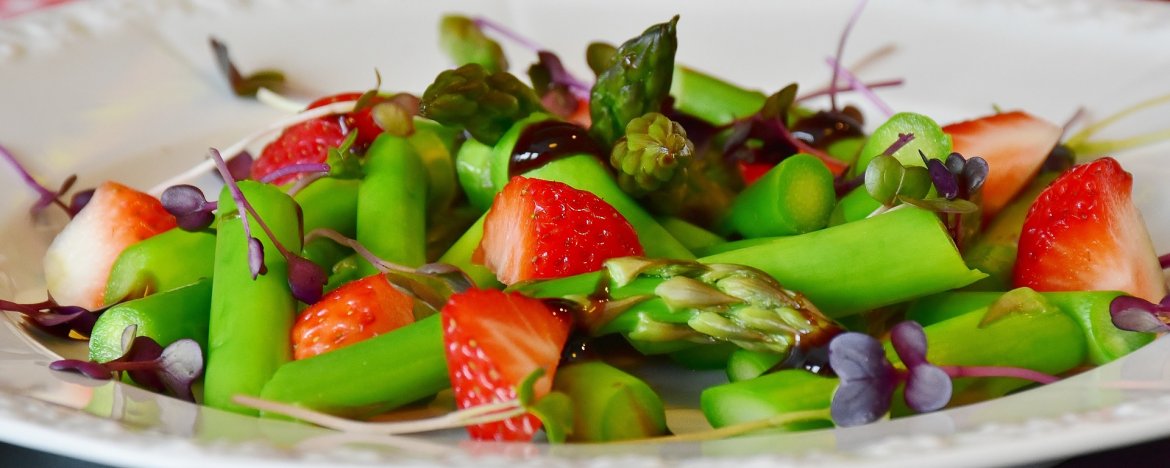 Salade met rauwe asperges, paksoi en gember