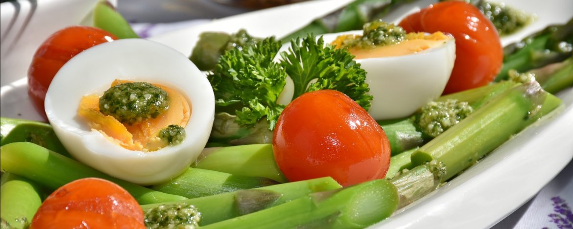 Salade met rauwe asperges, paksoi en gember-rijstwijnazijndressing