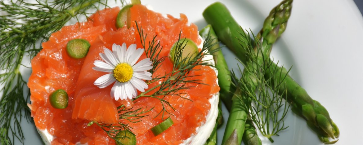 Asperges met zalm, ei en krieltjes