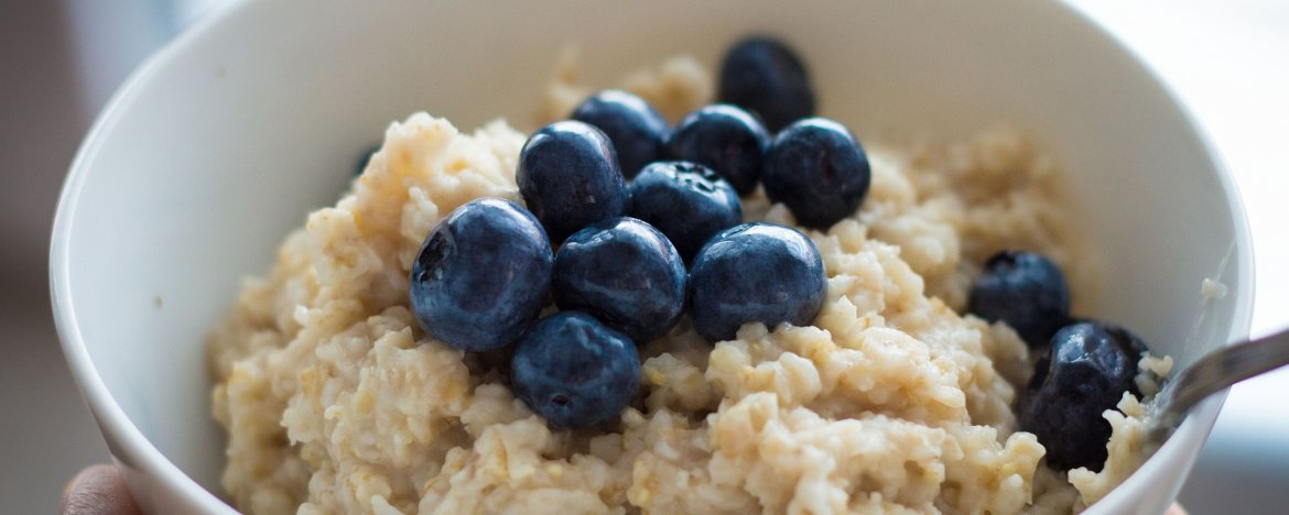 Havermoutcrumble met appel en blauwe bessen