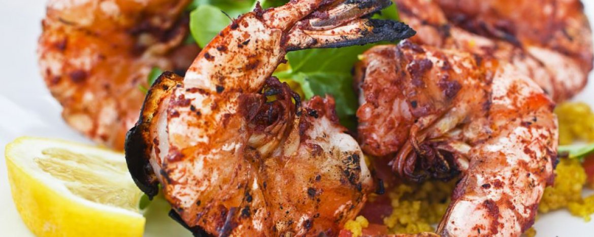 Gegrilde gamba's met een frisse salsa van tomaat, rode ui, komkommer en munt