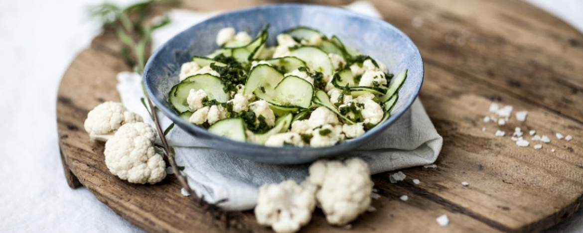Salade van bloemkool en komkommer
