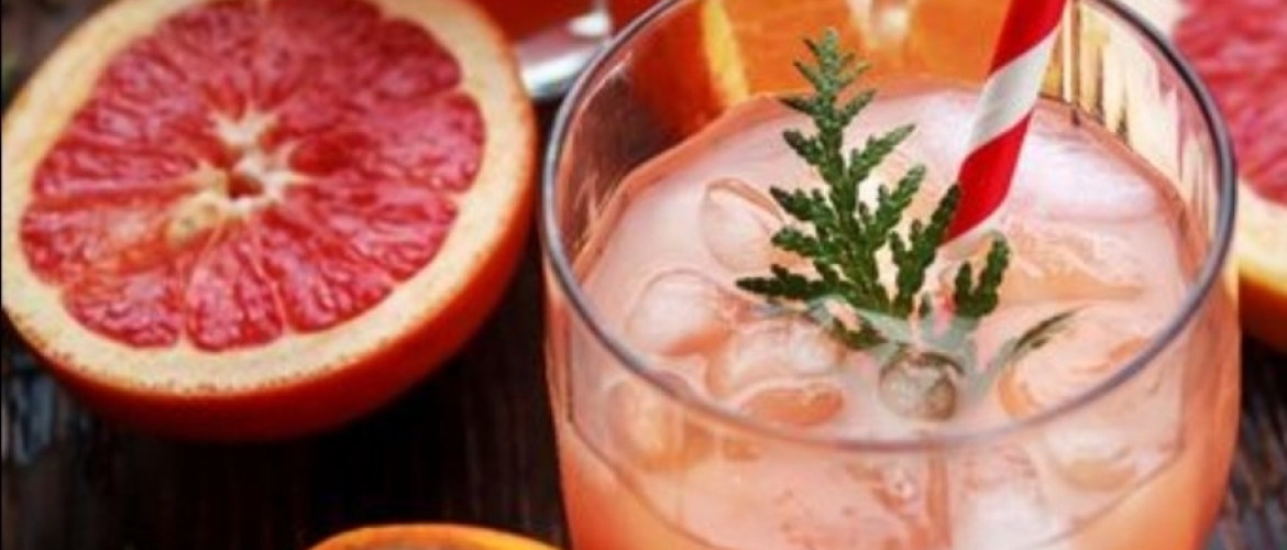 Mocktail met citrus, kurkuma en rozemarijngembersiroop