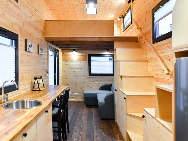 Tiny House Porto hout zithoek en keuken