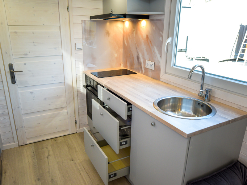Tiny House Porto lichtgrijs keuken met lades