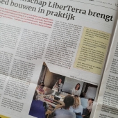 De Andere Krant artikel over Eefje en Iris die workshop geven bij LiberTerra over ecologische bouwmaterialen