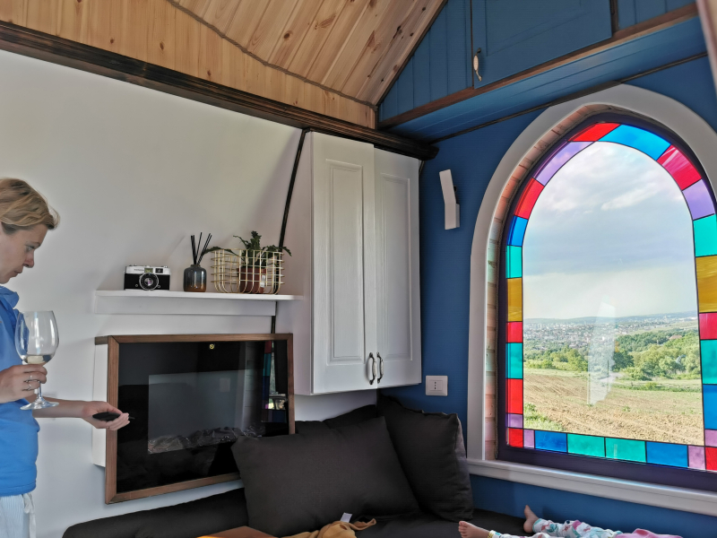 Tiny House Hope met glas in lood ramen