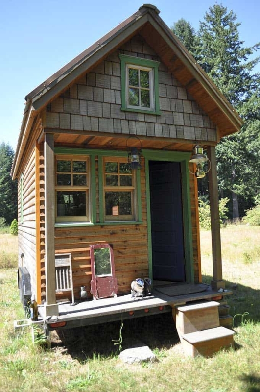 Tiny House volwaardige woning met groene kozijnen, hout en trapje heb je een vrolijk model van klein wonen