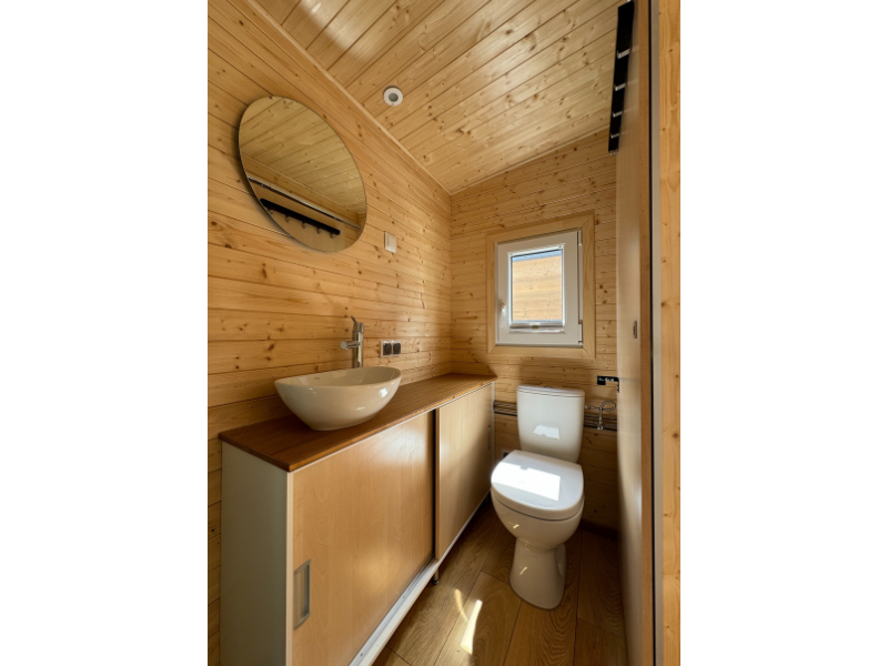 Tiny House Moon 374 badkamer met toilet