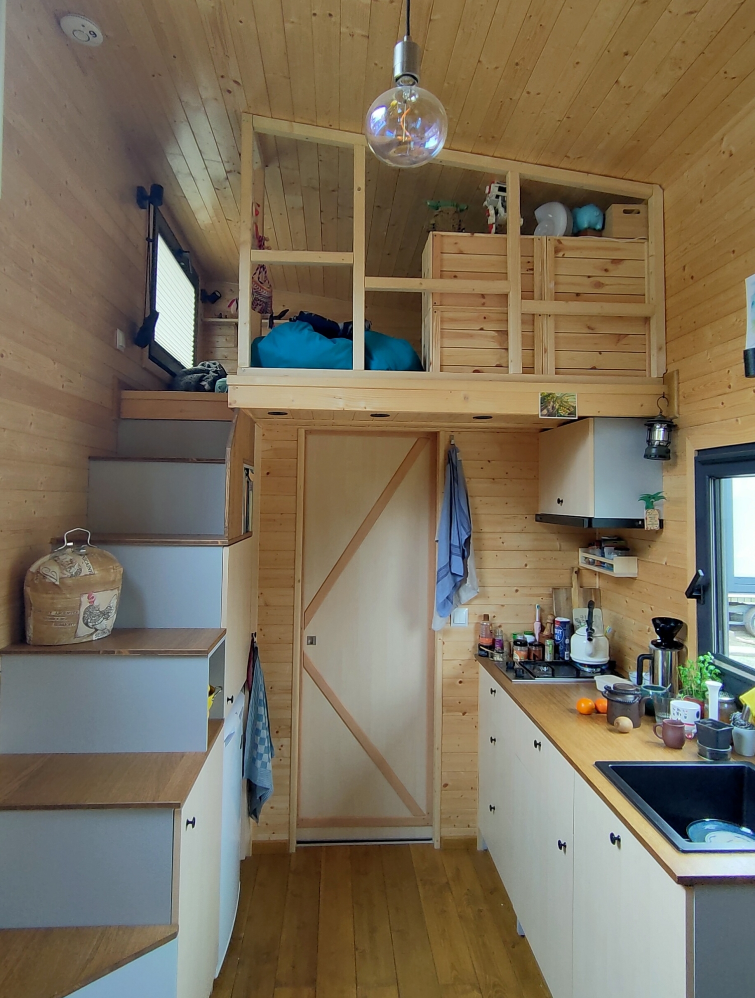 Tiny House Porto van Else - keuken en loft