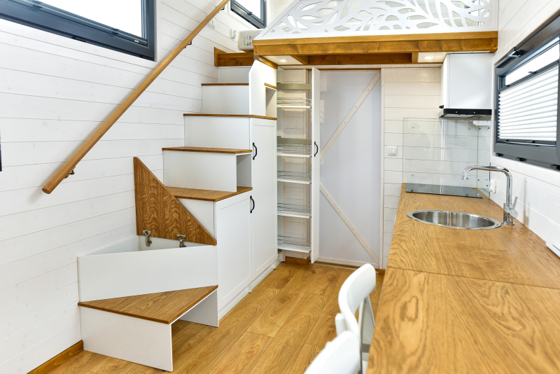 Tiny House trap opbergkast ruimte besparen; foto: tinyhouse-store.nl