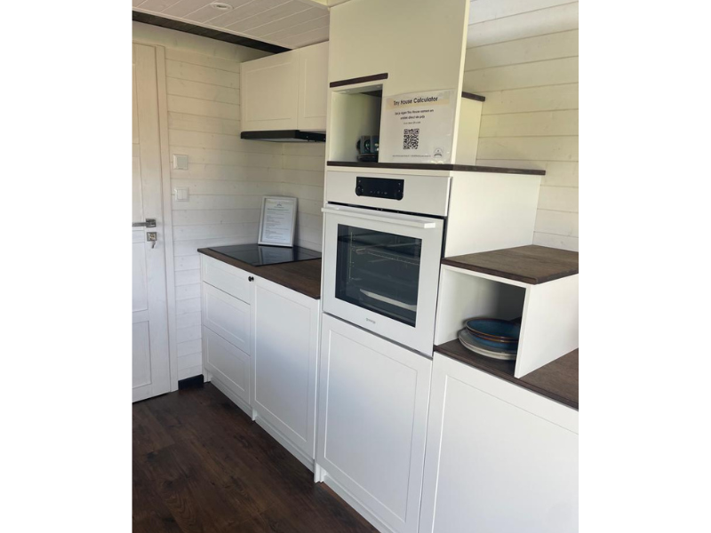 Tiny House Sunshine met keuken, magnetron en kooktoestel