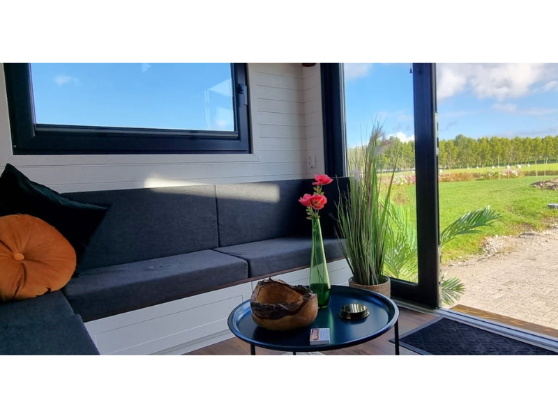 Tiny House Sunshine met zithoek en mooi uitzicht