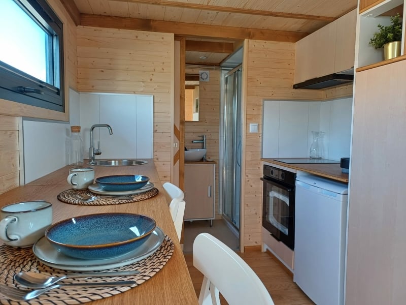 Tiny House Sunshine 341 eettafel en keuken