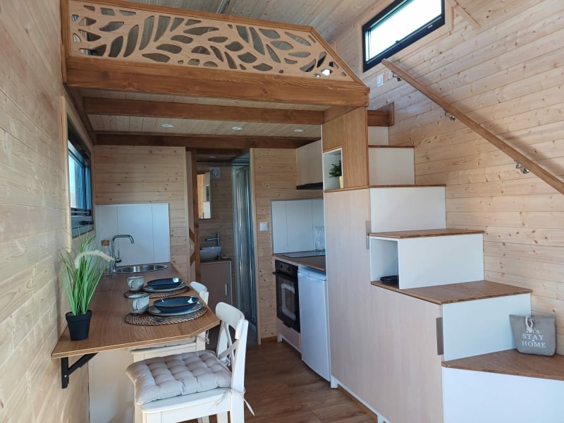 Tiny House Sunshine 341 keuken en trapkast