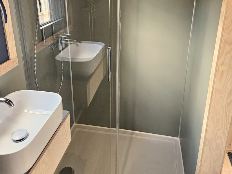 Tiny House Nest - douche met glazen wand
