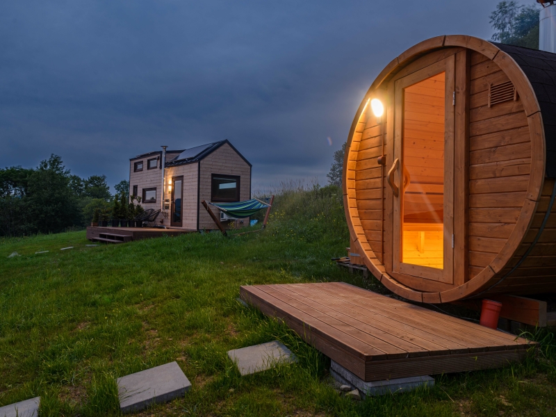 Sauna bij Tiny House in de avond