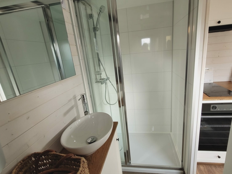 Tiny House Sunshine 373 - douche met glazen deur