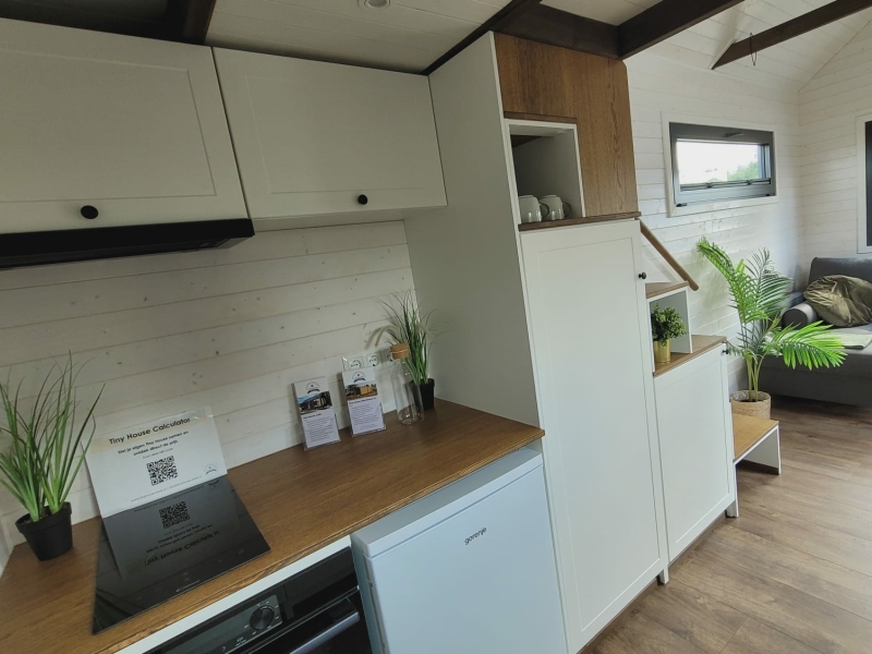 Tiny House Sunshine 373 - keuken met trapkast