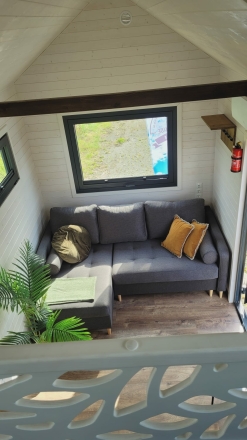 Tiny House Sunshine 373 - woonkamer vanaf loft