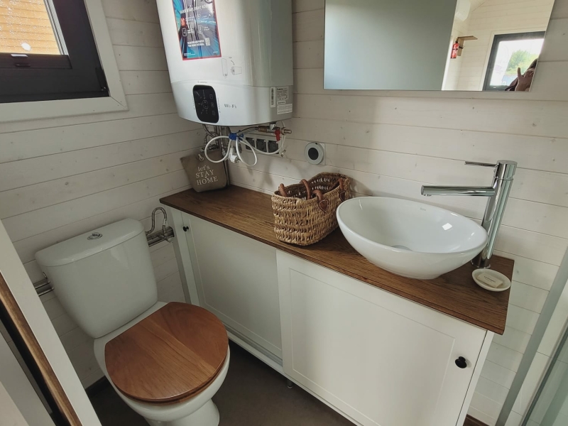 Tiny House Sunshine 373 - badkamer met spoeltoilet