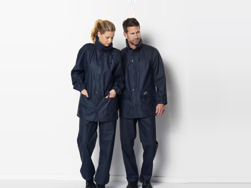 Dame en heer gekleed in marine regenpakken. ideaal voor regenachtigen diesnten in beveiliging