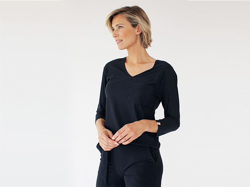 Dame gekleed in marine travelkleding set van Studio Anneloes @ Work. T-shirt 3/4 mouw model Den Haag en bijpassende marine pantalon met steekzakken