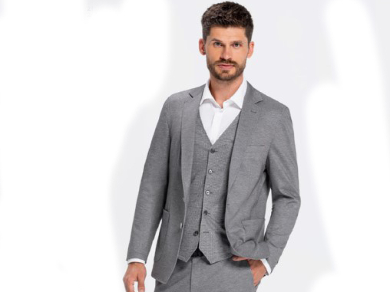 man met licht grijs pak in jog kwaliteit en wit overhemd van het merk Greiff