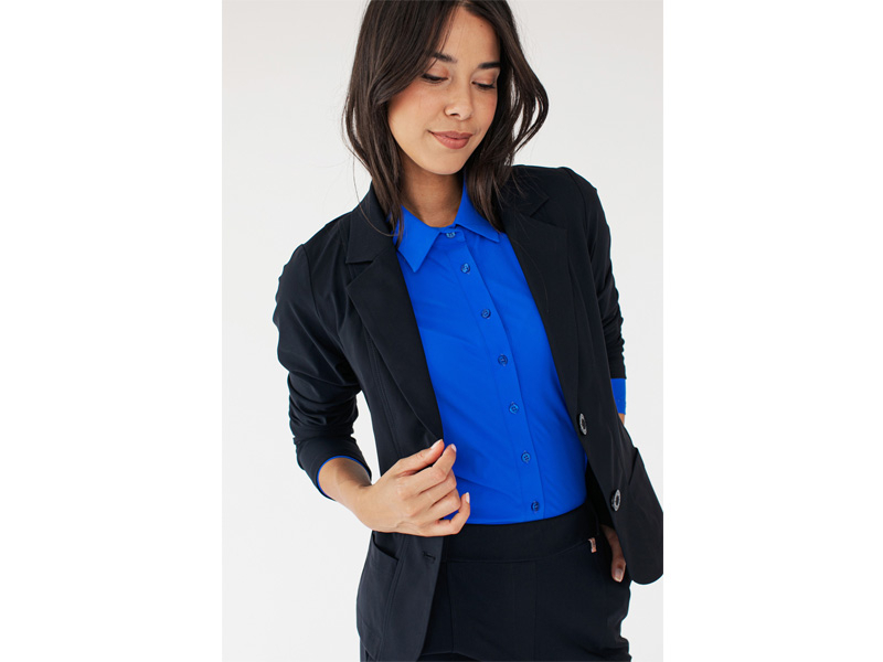 Dame gekleed in marine blazer en pantalon met kobalt blouse model Gouda van Studio Anneloes @ Work
