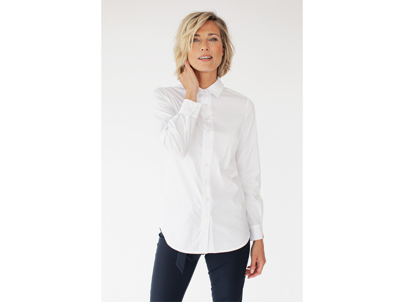 Dame gekleed in marine travelbroek en witte poplin blouse model Groningen van het merk Studio Anneloes @ Work