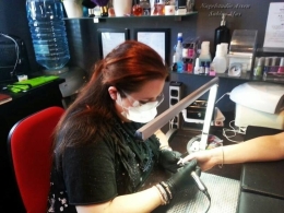 sabine mus aan het werk in nagelstudio assen sabine maakt mooie kunstnagels in assen in de nagelsalon