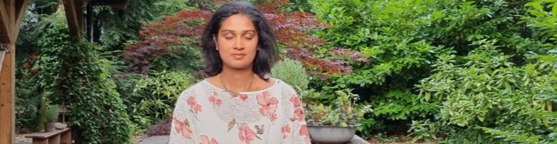 Zittende yoga en meditatie houdingen Zittende yoga en meditatie houdingen om je energie weer te laten stromen en blijdschap te voelen in elke cel van je lichaam.