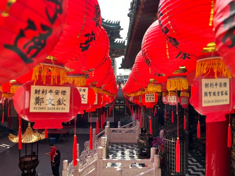 In Taiwan kom je de vele rode lantaarns van de Sanfong tempel tegen tijdens de rondreis