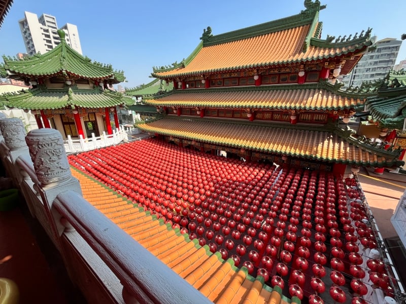 De Sanfong Tempel met zijn vele rode lantaarns in Taiwan. Dit is een van de mooiste tempels die je gaat tegenkomen tijdens de rondreis.