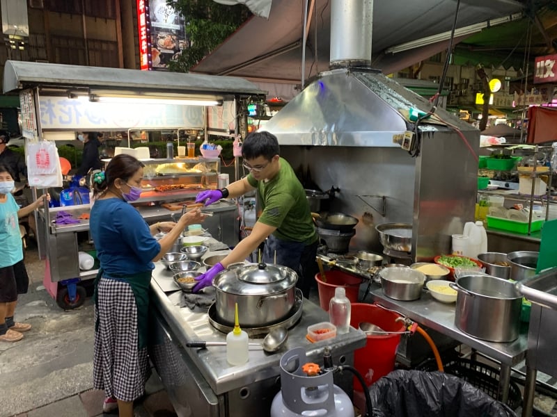 Aal soep eten in Taiwan als je op rondreis bent.