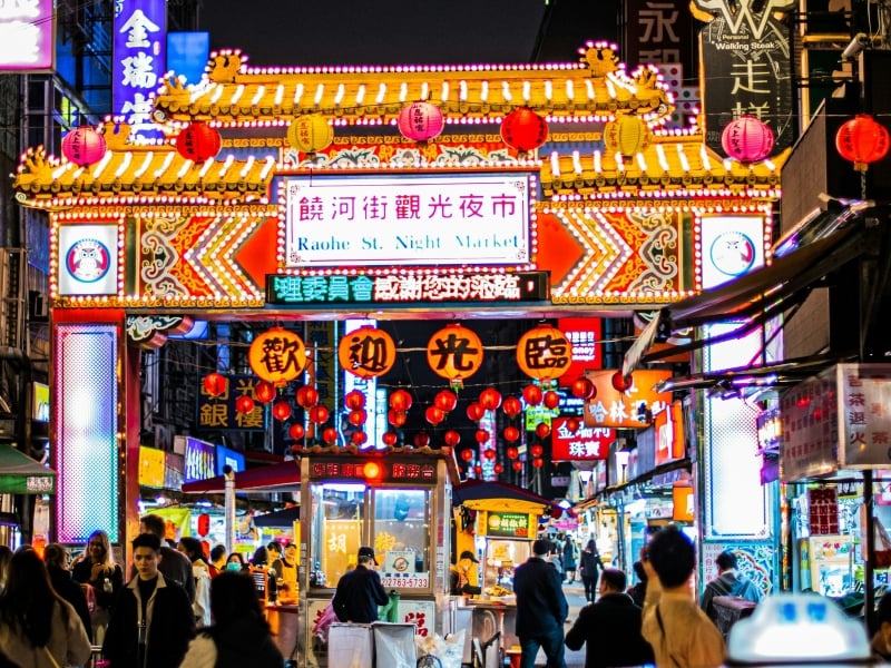 Een van de zovele night markets in Taiwan. Bezoek de Raohe night market tijdens de smaakvolle rondreis