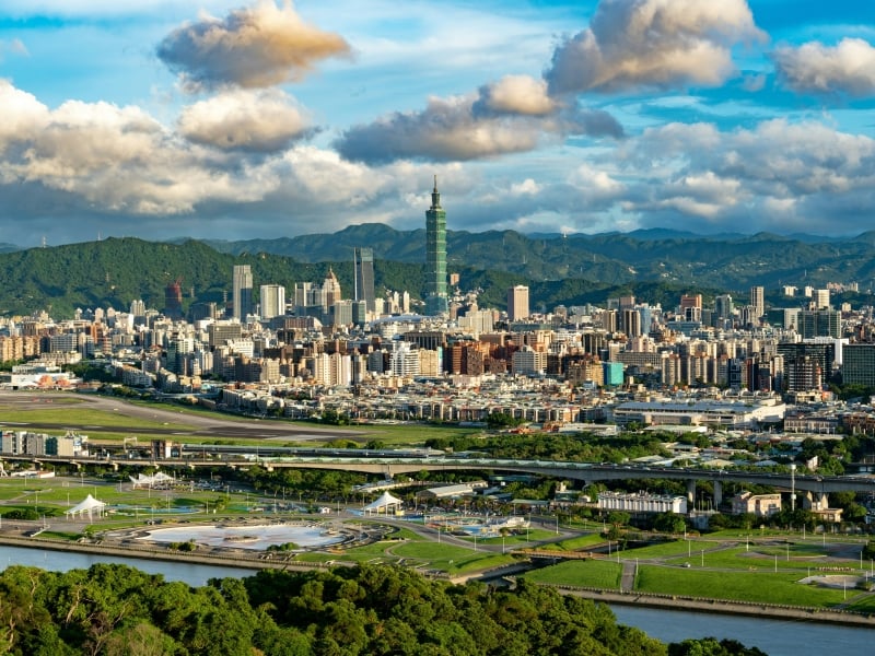 In Taiwan kom je de Taipei 101 tegen met daarachter de groene bergen tijdens de rondreis