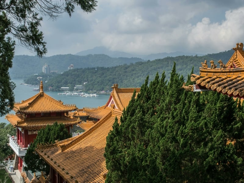 Mooi uitzicht over Sun Moon Lake in Taiwan. Ga het meer rond tijdens je rondreis.