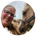 Frantina helpt eigenaren bij zadelmak maken, trailerladen, en  uitdagend gedrag bij paarden.