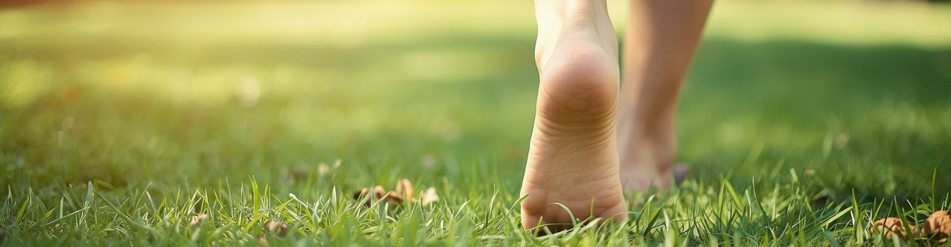 Blote voeten in het gras, symbool voor vitaliteit, ontspanning en gezondheid.