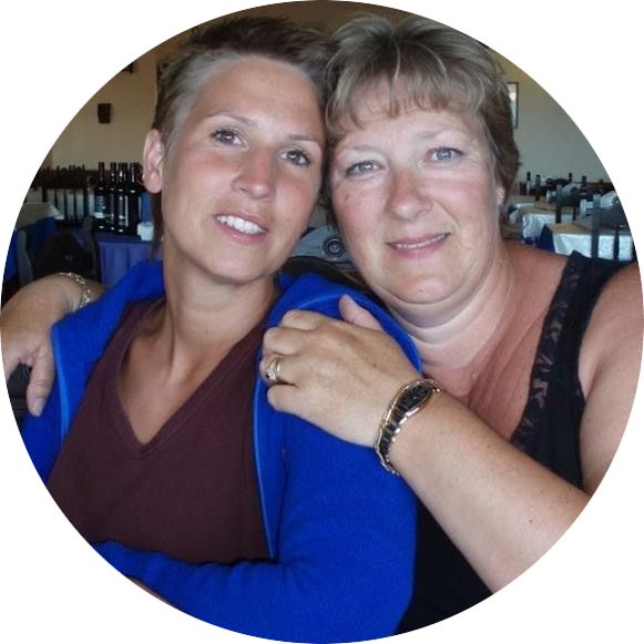 Foto van Evelyn Scholtens van der Stok en haar moeder Louise Kooren Gedenkwaardig moment van liefde en herinnering