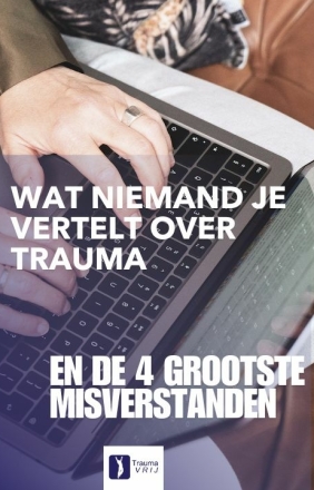 Close-up van handen op laptop met tekst ‘Wat niemand je vertelt over trauma – en de 4 grootste misverstanden’, e-book cover van Traumavrij, traumatherapeut Evelyn Scholtens.
