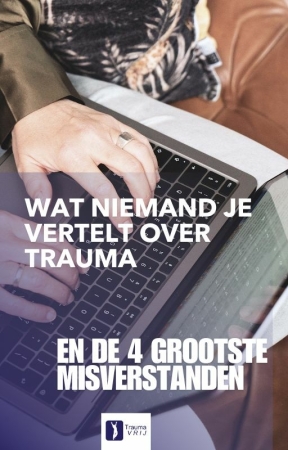 Close-up van handen op laptop met tekst ‘Wat niemand je vertelt over trauma – en de 4 grootste misverstanden’, e-book cover van Traumavrij, traumatherapeut Evelyn Scholtens.