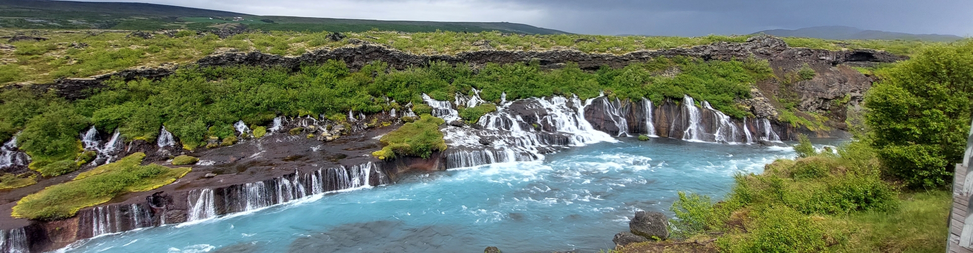 IJsland de blauwe waterval van Hraunfossar